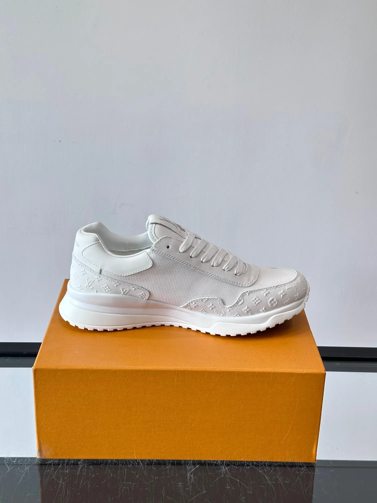 Men's Men's Shoes 💰500 [New Style] 🐡🐡LV🆕RUN AWAY sneakers, this Run Away sneaker is made of first-layer cowhide leather and breathable original material. The wedge-shaped rubber outsole continues the running shoe design, embellished with Monogram flowers, the L V letter is marked on the tongue, and the Louis Vuitton Paris logo is embellished on the back. Paired with brand logo cotton feet, the mesh lining and heel are spliced ​​and wrapped in cowhide, making the upper foot comfortable and breathable! size: 39-44 (38.45.46 customized)